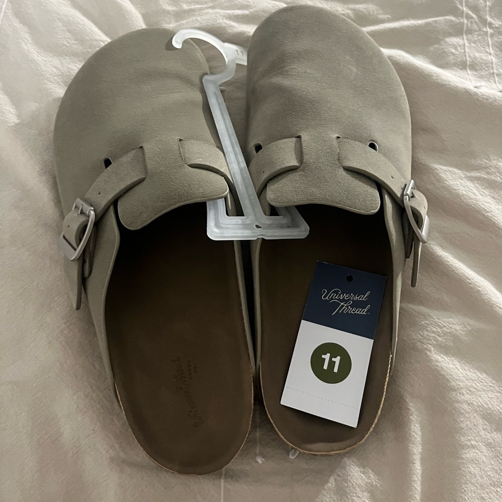 Universal Thread • betsy Clog